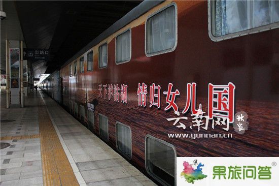 餐車工作人員在準備美味餐品。云南網(wǎng)實習(xí)記者