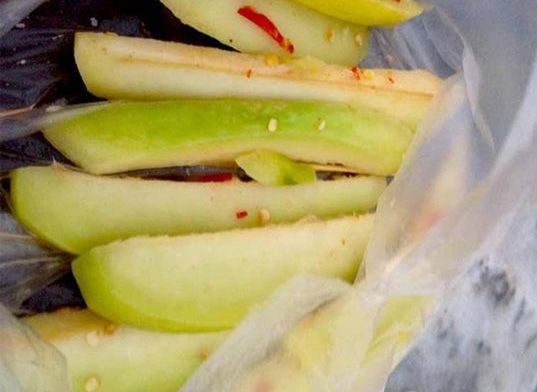 芒果蘸鹽和辣椒粉 昆明國旅周葉推薦:西雙版納水果吃法的奇妙之處——芒果蘸鹽和辣椒粉