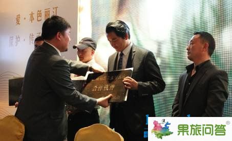 隨后，中國著名口書書法家、2008年奧運火炬手和志剛揮毫灑墨，寫下了“金茂慧語”四個蒼勁有力的大字。他的表演感染了在座的每一個人，再一次將開盤盛典推向高潮，現(xiàn)場異常熱烈火爆。