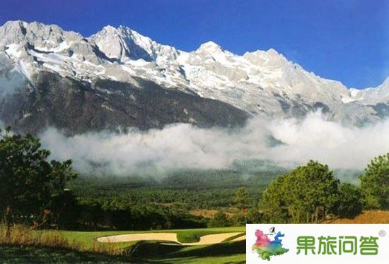 雪山下的球場(chǎng)
